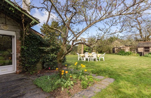 Joue-sur-Erdre Cottage | Eco-friendly Cottage Near Vioreau Forest: 3BR, Enclosed Garden, Cozy Fireplace
