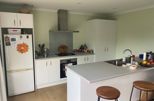 Otaki Beach Cottage | Eco- friendly cottage with meadow