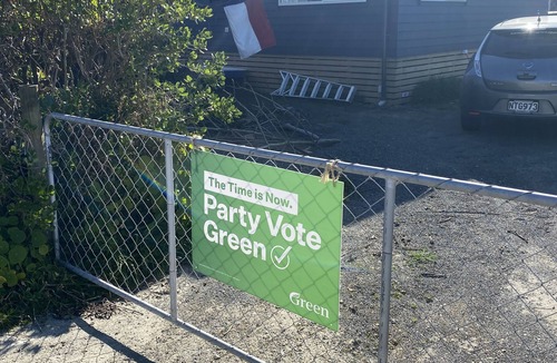 Otaki Beach Cottage | Eco- friendly cottage with meadow