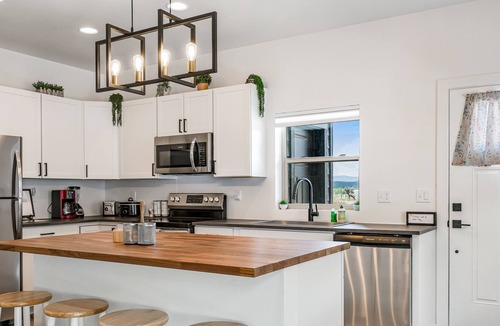 Monte Vista House | Eco-Friendly Home in a Lakefront Community - Walk to Dining & Shopping