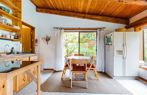 Startup Cabin | Eco-friendly log cabin with amazing views, kitchenette, & private W/D