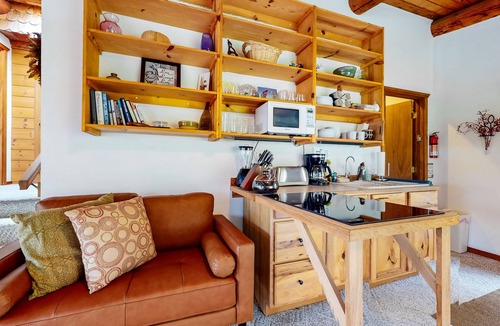 Startup Cabin | Eco-friendly log cabin with amazing views, kitchenette, & private W/D