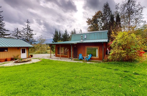 Startup Cabin | Eco-friendly log cabin with amazing views, kitchenette, & private W/D