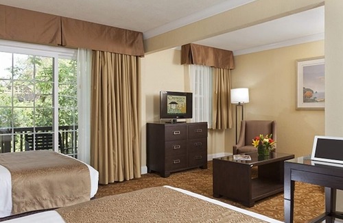 Barron Park Hotel | Eco-Friendly Unit with Outdoor Heated Pool, Free Breakfast & Parking