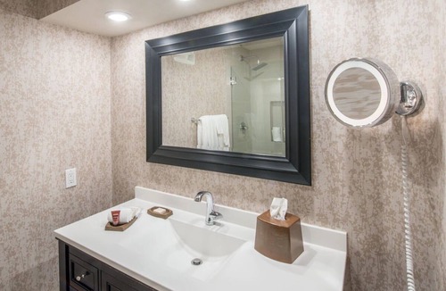 Barron Park Hotel | Eco-Friendly Unit with Outdoor Heated Pool, Free Breakfast & Parking