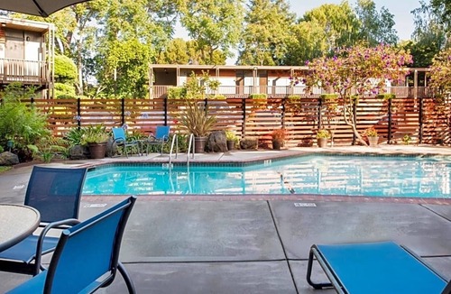 Barron Park Hotel | Eco-Friendly Unit with Outdoor Heated Pool, Free Breakfast & Parking