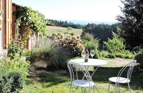 Champagnac-le-Vieux House | Eco-gîte panoramique face aux volcans avec ateliers couture bohème en option