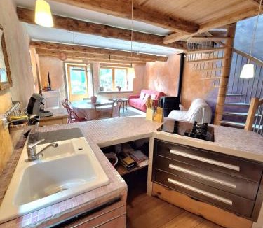 Champagnac-le-Vieux House | Eco-gîte panoramique face aux volcans avec ateliers couture bohème en option
