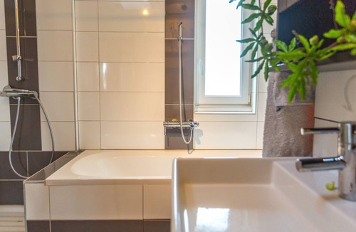 Ailly-sur-Noye House | Eco House With Swimming Pool, BBQ, Trampoline And Cat. Pet friendly