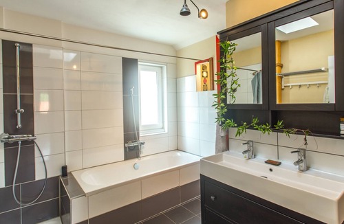 Ailly-sur-Noye House | Eco House With Swimming Pool, BBQ, Trampoline And Cat. Pet friendly