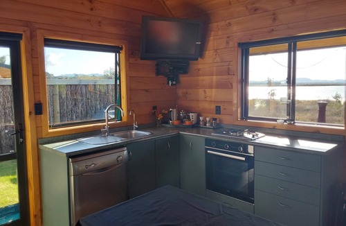 Whakamarama Cabin | Eco retreat in a private beach setting - Pets welcome