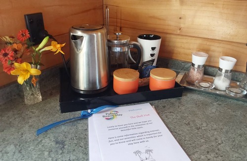 Whakamarama Cabin | Eco retreat in a private beach setting - Pets welcome