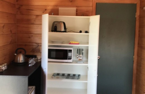 Whakamarama Cabin | Eco retreat in a private beach setting - Pets welcome