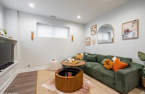 Woodlawn Apartment | Eco Stay by UChicago, Lakefront & Hyde Park!