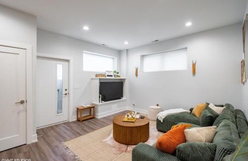 Woodlawn Apartment | Eco Stay by UChicago, Lakefront & Hyde Park!