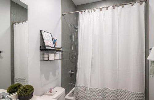 Woodlawn Apartment | Eco Stay by UChicago, Lakefront & Hyde Park!