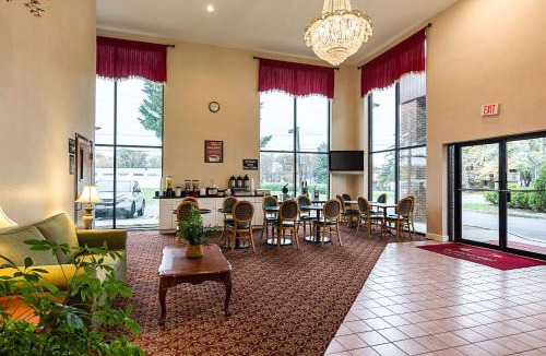 Clinton Cabin | Econo Lodge Andrews AFB