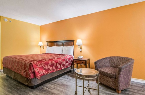 Austell Hotel | Econo Lodge At Six Flags