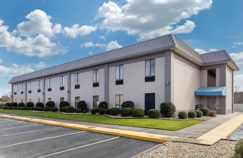 Red Hill Cabin | Econo Lodge At The University