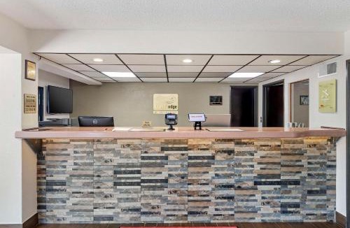 Augusta Cabin | Econo Lodge Augusta, Downtown
