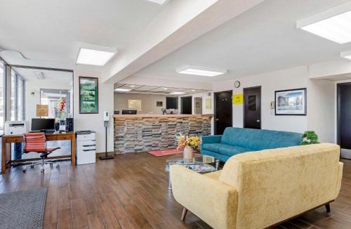 Augusta Cabin | Econo Lodge Augusta, Downtown