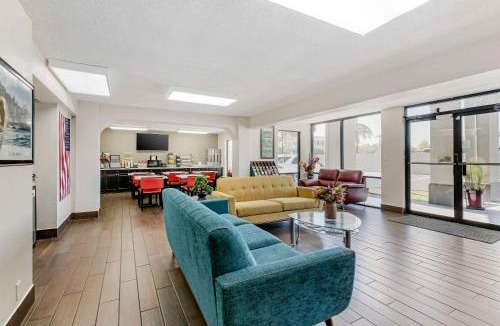 Augusta Cabin | Econo Lodge Augusta, Downtown