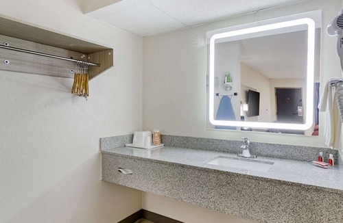 Augusta Hotel | Econo Lodge Augusta, Downtown