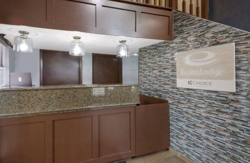 North Burnet Cabin | Econo Lodge Austin North near The Domain