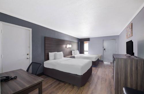 North Burnet Cabin | Econo Lodge Austin North near The Domain