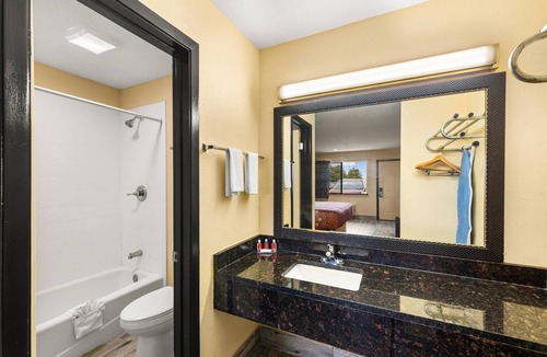 Belton Hotel | Econo Lodge Belton