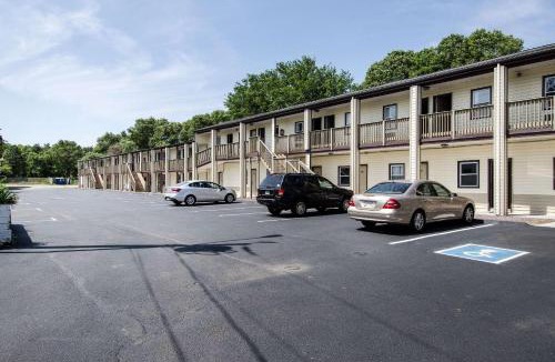 West Yarmouth Cabin | Econo Lodge by Choice - Cape Cod