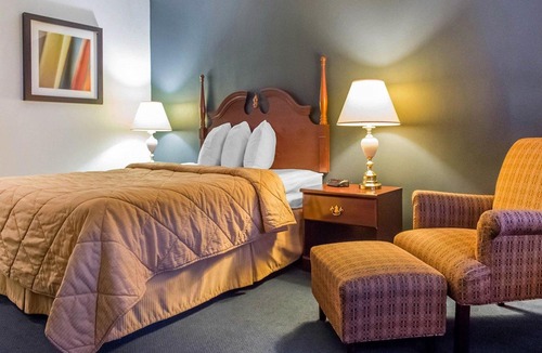 Smiths Falls Hotel | Econo Lodge