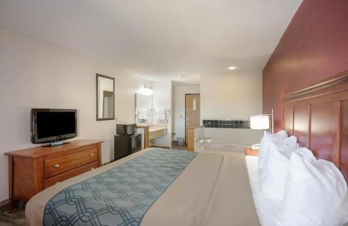 Southwest Area Cabin | Econo Lodge Cedar Rapids South