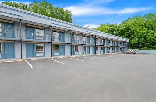 Enderly Park Cabin | Econo Lodge Charlotte Airport Area