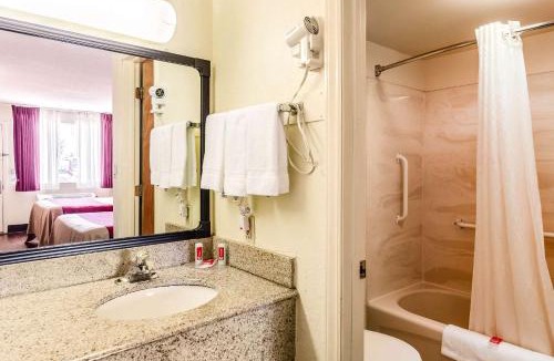 Christiansburg Cabin | Econo Lodge Christiansburg-Blacksburg I-81