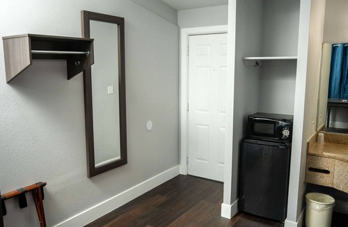 Chinchilla Hotel | Econo Lodge Clarks Summit - Scranton