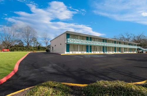 Clemson Cabin | Econo Lodge Clemson - University Area