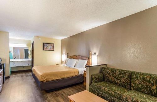 Clinton Cabin | Econo Lodge Clinton - Jackson West
