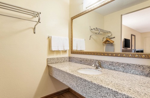 Cloverdale Hotel | Econo Lodge Cloverdale