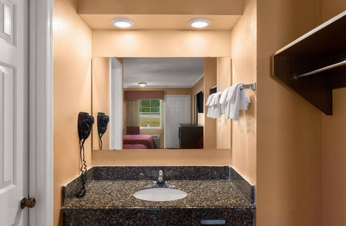Cornersville Hotel | Econo Lodge Cornersville I-65