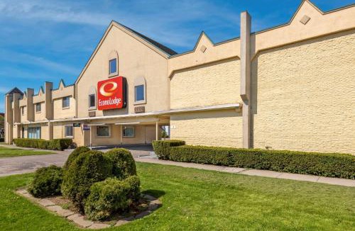 Cortland Cabin | Econo Lodge Cortland Downtown