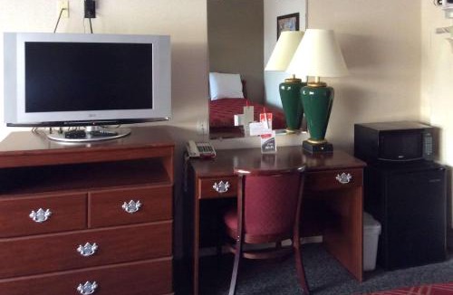 Cortland Cabin | Econo Lodge Cortland Downtown