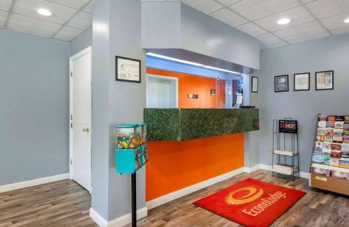 Cortland Cabin | Econo Lodge Cortland Downtown