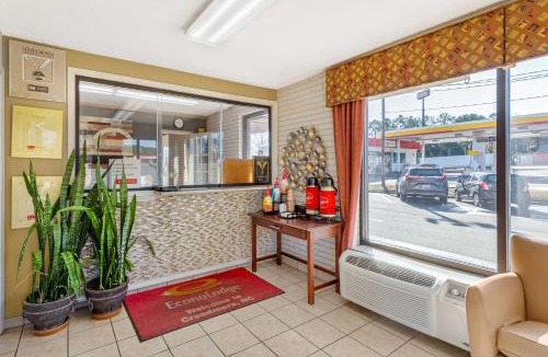 Creedmoor Cabin | Econo Lodge Creedmoor - Butner