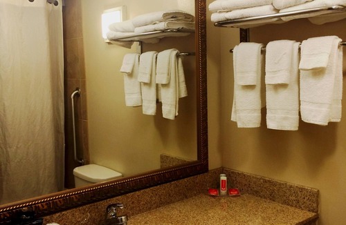 Corfu Hotel | Econo Lodge Darien Lakes