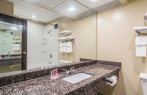 Darien Hotel | Econo Lodge Darien