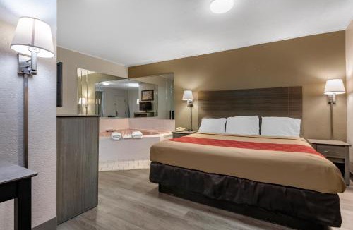 DeWitt Cabin | Econo Lodge Dewitt I-90