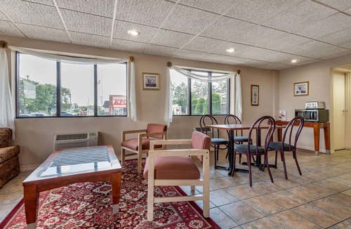 DeWitt Hotel | Econo Lodge Dewitt I-90