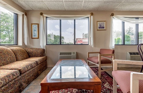 DeWitt Hotel | Econo Lodge Dewitt I-90