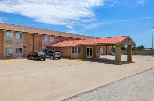 Emporia Cabin | Econo Lodge Emporia